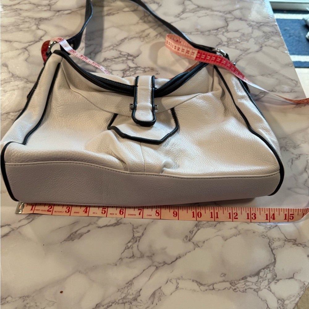 Perlina Black and White Shoulder Bag Modern Design - Picture 4 of 15